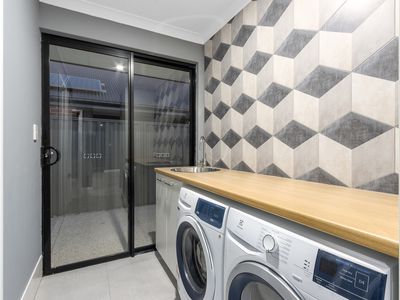 64 Hillhouse Way, Piara Waters