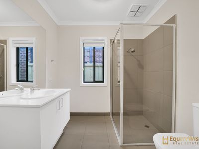 8 Saddlebred Avenue, Werribee