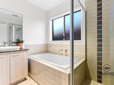 13 Grande Belmond Avenue, Clyde