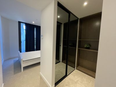 604 / 77 Queens Road, Melbourne