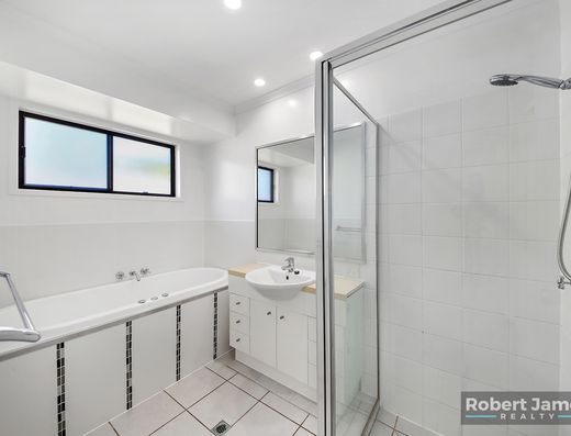 Bright and Breezy 3 Bed Home with Fruit image 16