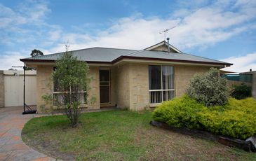 2/7 Lawrence Court, Cranbourne North