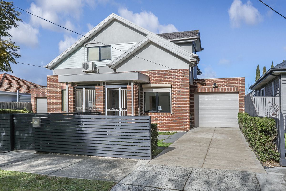 Spacious living in this convenient Pascoe Vale location