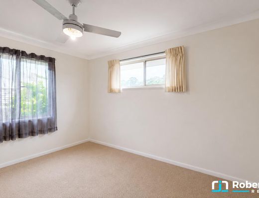 Large Family Living Opposite Noosa Golf Club image 16