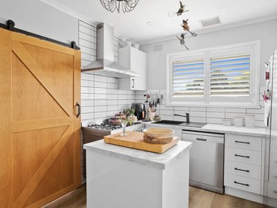 10 White Street, Finley