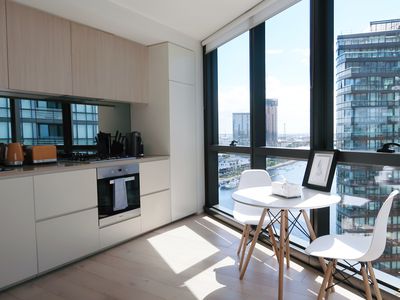 Stylish Apartment on High Level with Views, Docklands