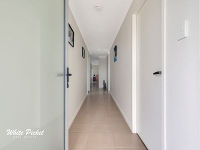 1 / 12 Wisteria Avenue, Ooralea Waters