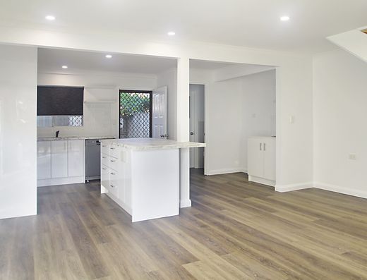 Renovated townhouse close to beach image 3