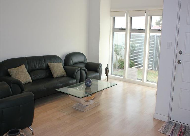 2B Trott Grove, Oaklands Park