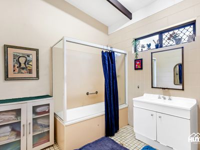 60 Hollywood Boulevard, White Rock