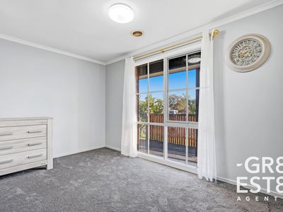 27 Lansell Drive, Cranbourne North