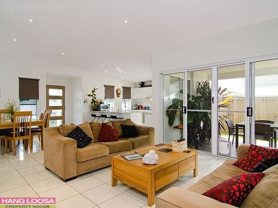 8 Prospect Place, Cooroy