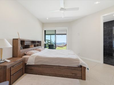 12 Scenic View, Razorback