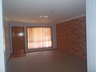 1&2 / 1 Hellyer Court, Dubbo