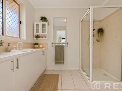 60 Hamilton Drive, Cranbourne North