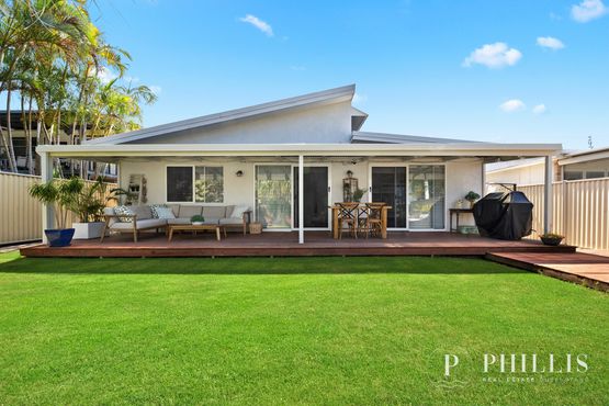 161 Paradise Parade, Hollywell