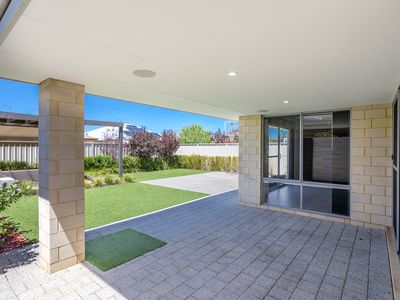 21 Manhattan Concourse, Hilbert