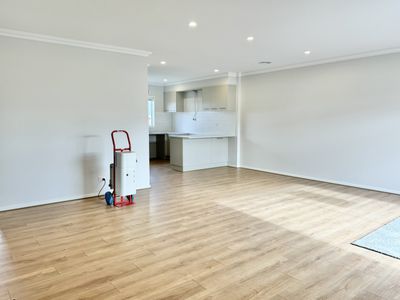 16 Bloomingburg Road, Manor Lakes