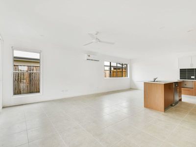 1 / 57 Haslewood Crescent, Meridan Plains