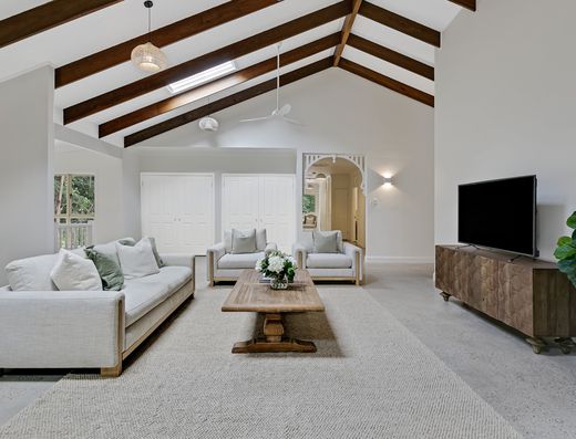 Well appointed upstairs residence in leafy surrounds image 1 Well appointed upstairs residence in leafy surrounds image 1