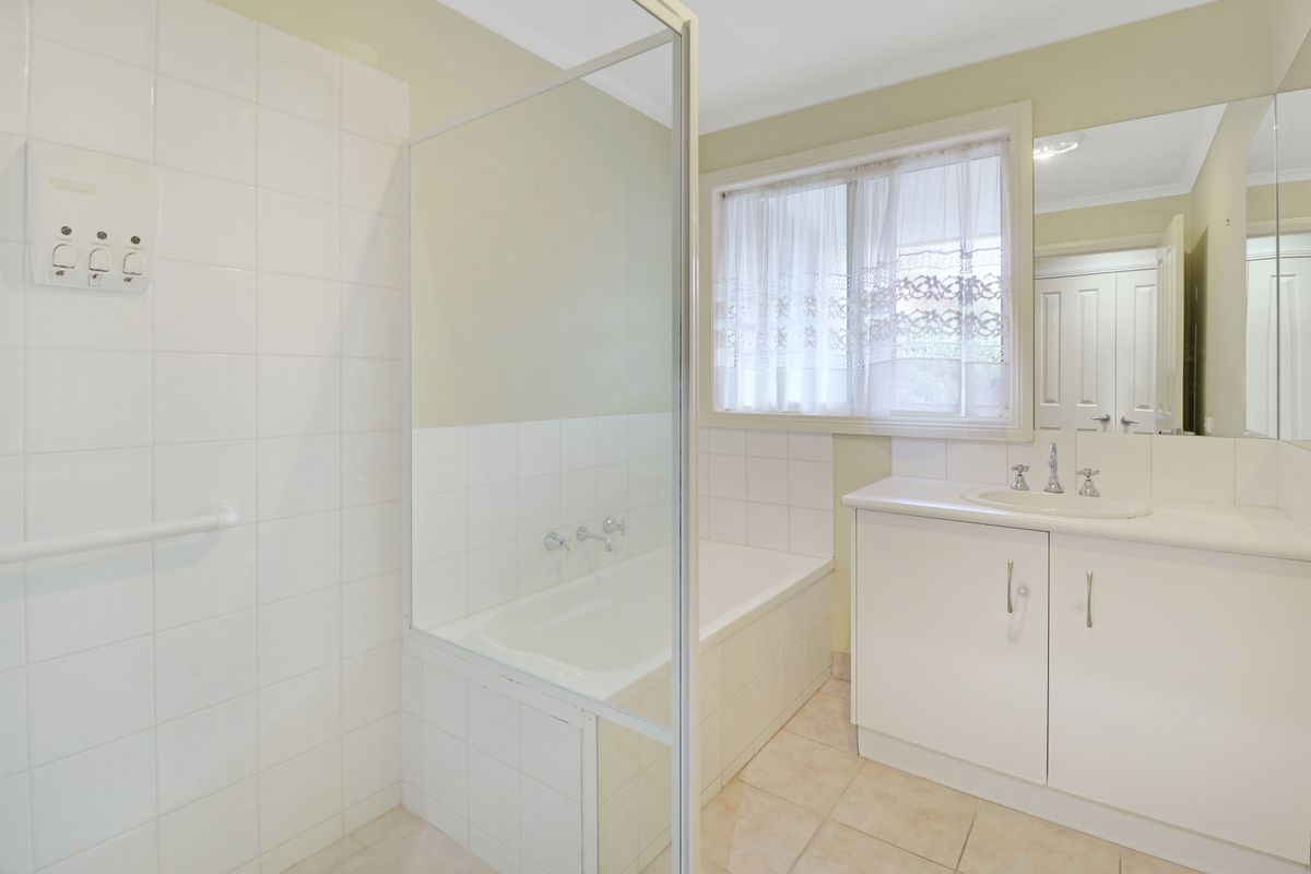 2 / 4 Cambridge Drive, Mansfield