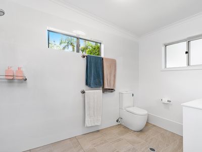 1 / 3 Boondoon Crescent, Ocean Shores
