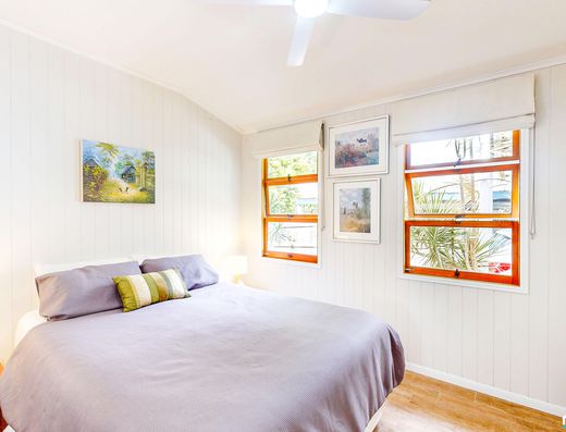 Renovated Queenslander - A Minute Walk to the Lake image 13