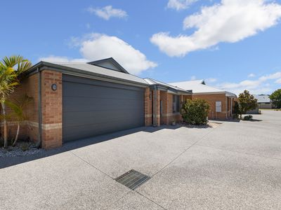 7 / 22 Whittaker Turn, Piara Waters