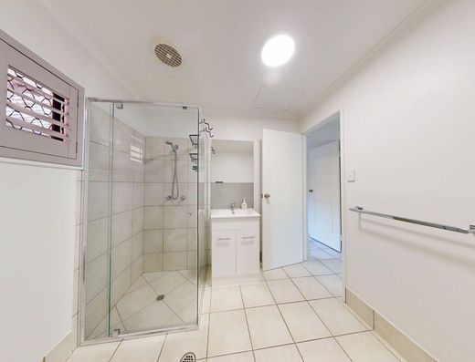 Refurbished and Close to Town in Tewantin image 5