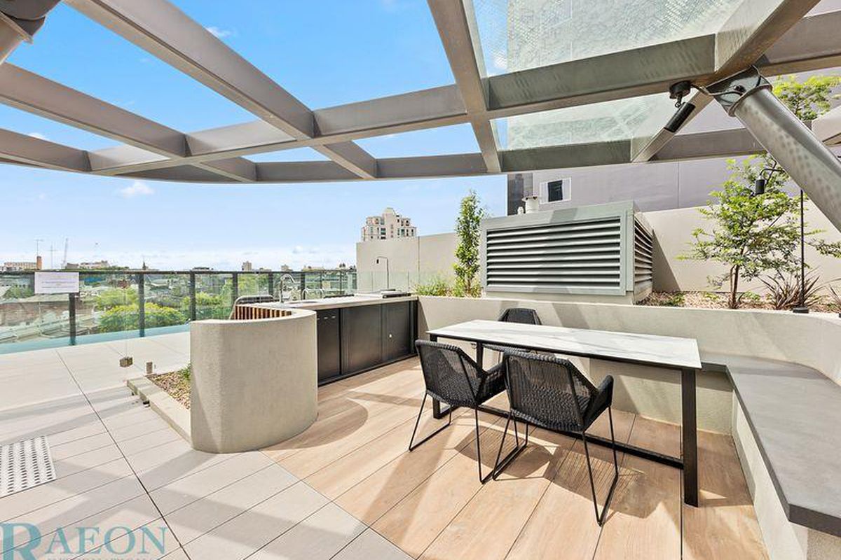 2004/23 Mackenzie Street, Melbourne