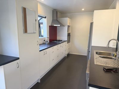 6 Kinnel Grove, Papakowhai