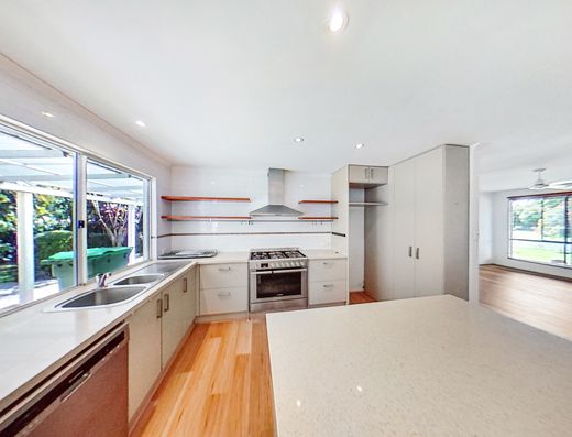 3 Bedroom home with established garden and solar power image 3