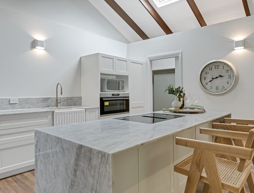 Well appointed upstairs residence in leafy surrounds image 6 Well appointed upstairs residence in leafy surrounds image 6