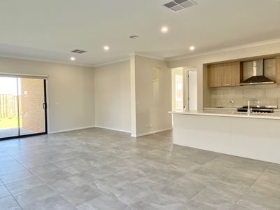 11 Nunda Way, Manor Lakes