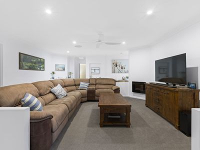 13 Cliff Close, Wakerley