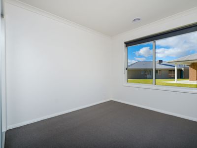 24 ASHBURTON CIRCUIT , Wodonga