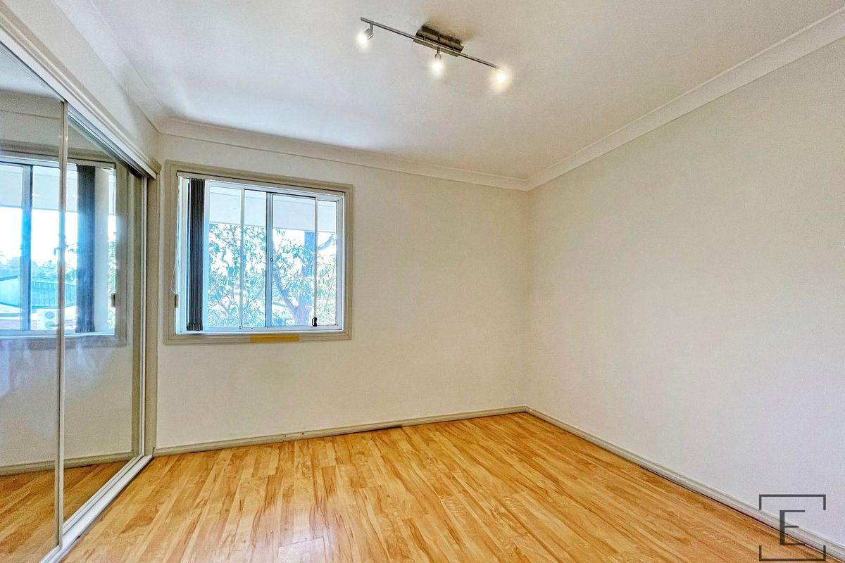 11 / 2 Station Avenue, Concord West