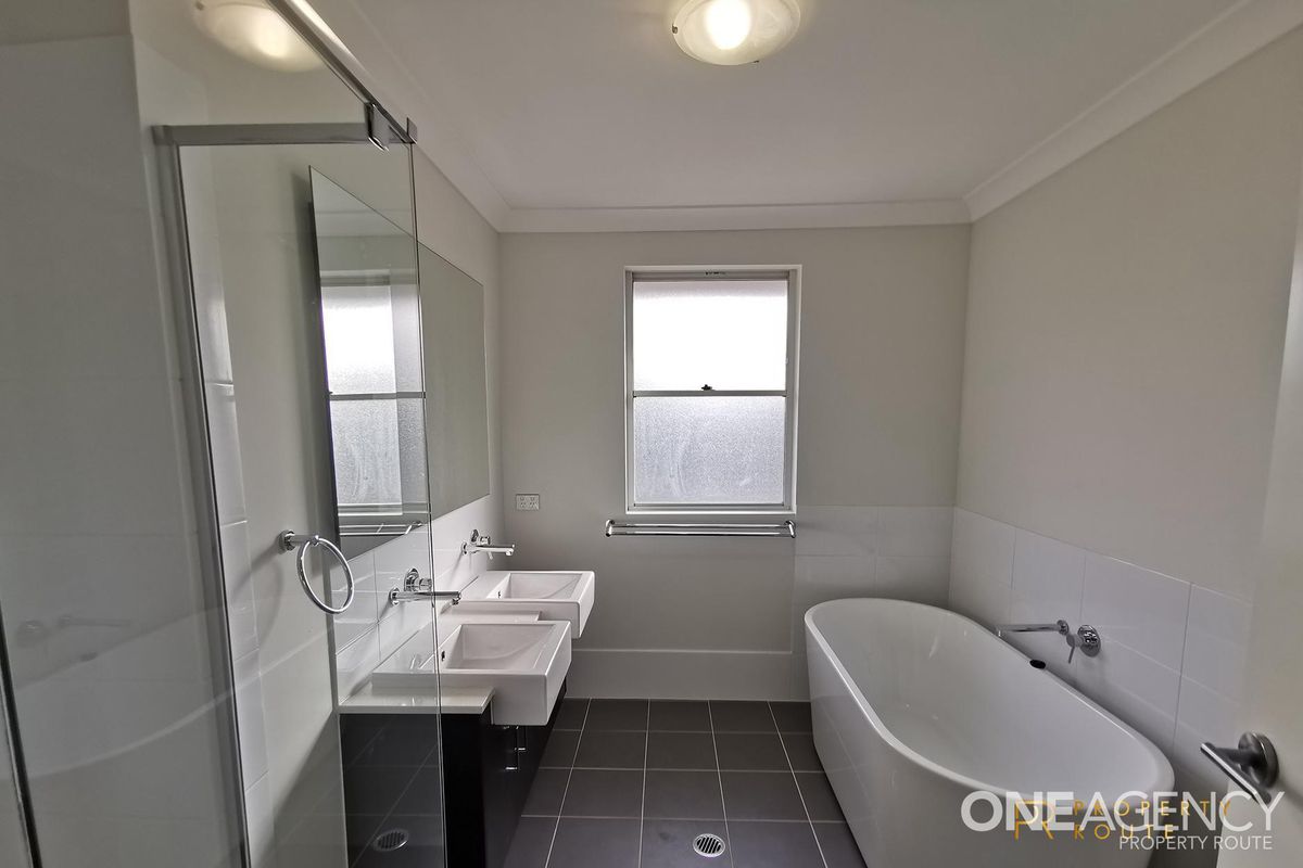 28 STONEMASON DRIVE, Norwest