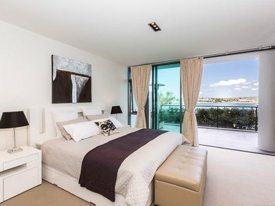 31104 / 2 Ephraim Island Parade, Paradise Point