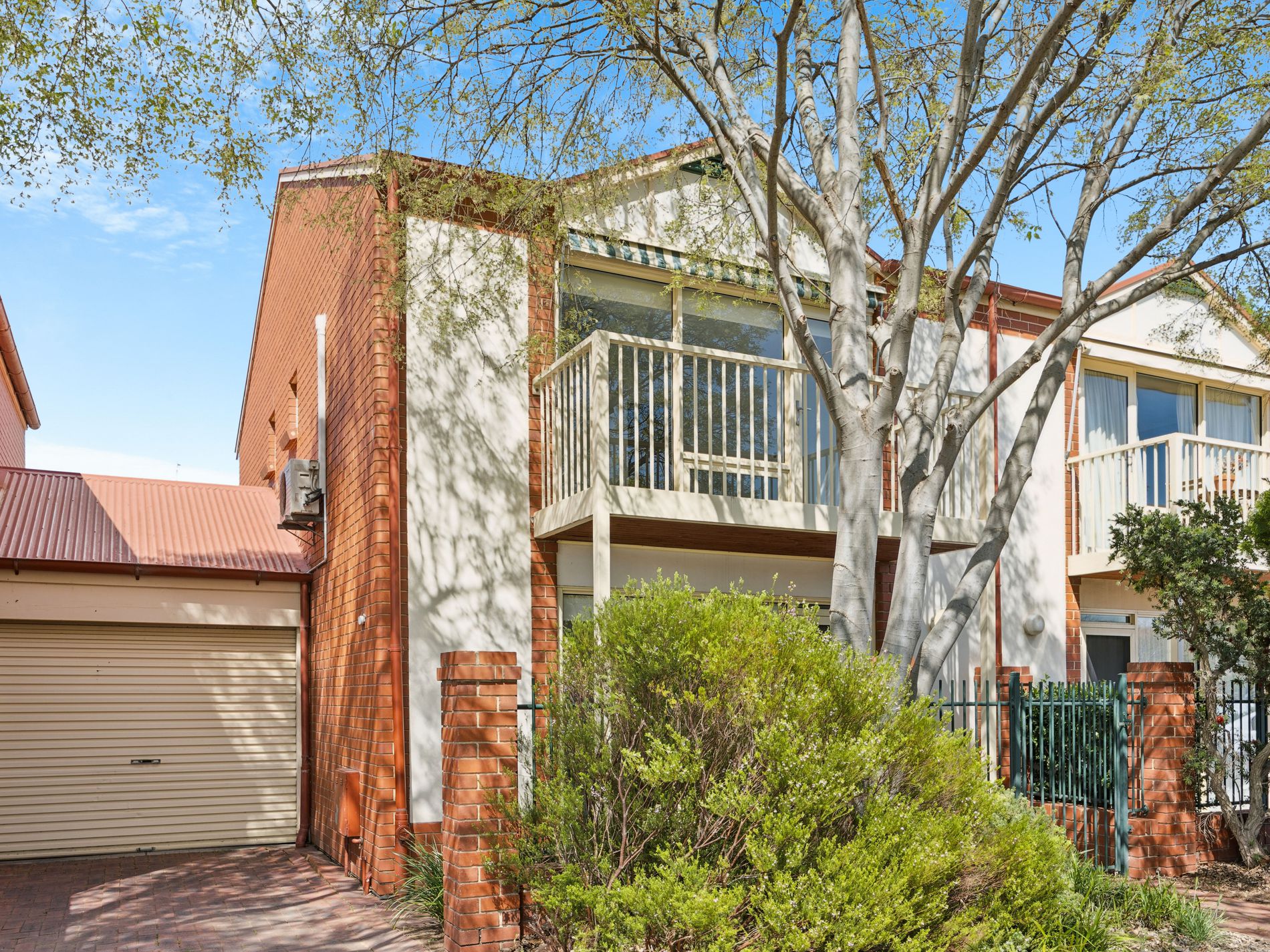 3 / 2 John Hindmarsh Frontage, Brompton