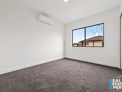 2 / 7 Young Road, Hallam