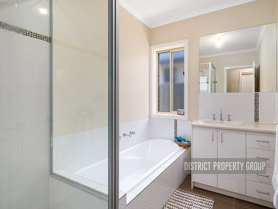 2 / 10 Redgum Drive, Mansfield