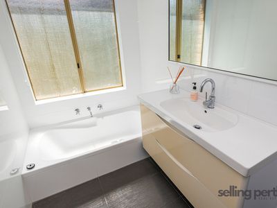 28 Haring Green, Atwell