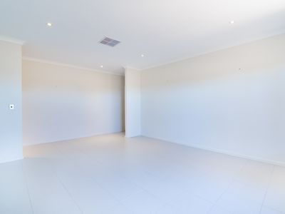 13 Coniston Bend, Waikiki