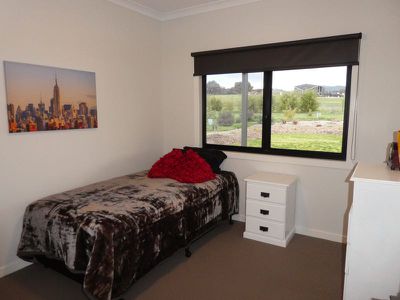 1 Red Box Ct, Seymour