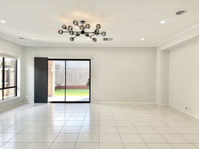 33 Rosewater Street, Manor Lakes