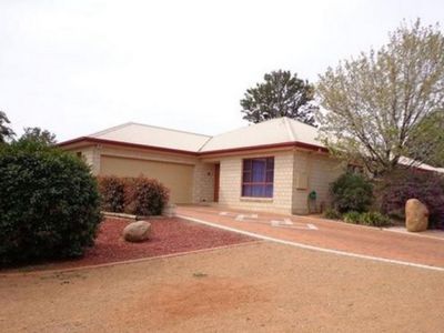 2 Barracks Close, Dubbo