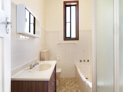 1 / 10 Sixth Avenue, Port Kembla