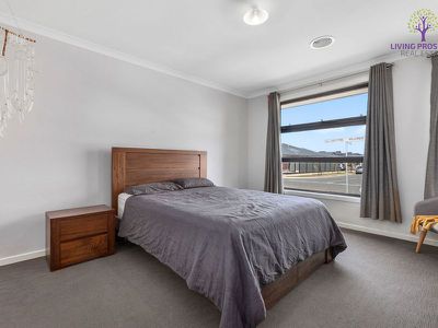 11 Hillcrest Parade, Tarneit