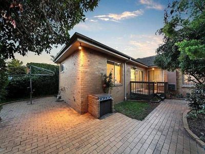 8 Wards Grove, Bentleigh East